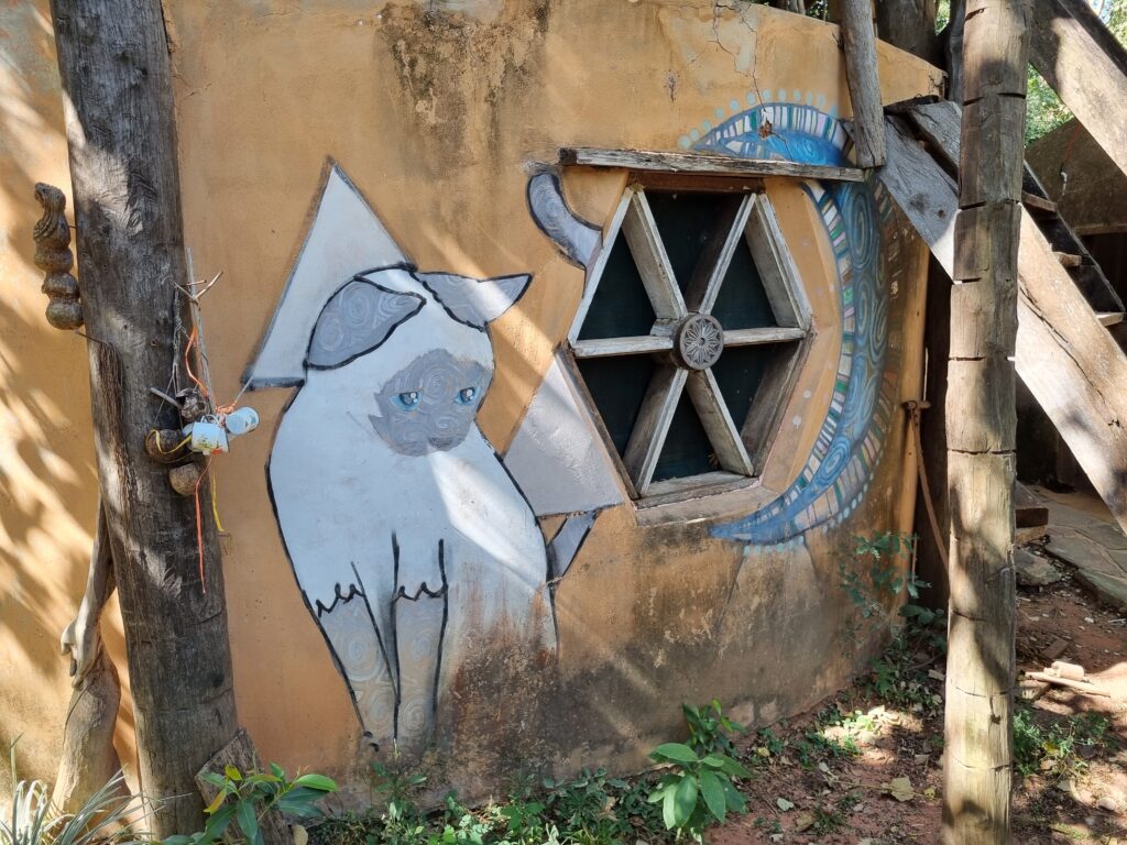 Mural de un gato siamés en el Taller de Campo Arte