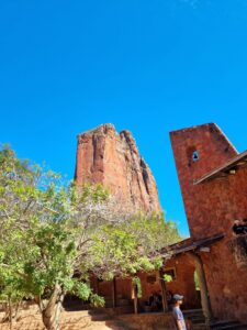 Templo Mariano de la torre con la Torre de David detrás.